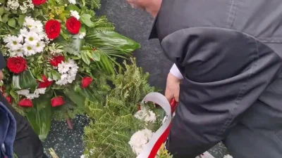 LukaszN - Jarosław Kaczyński próbował zniszczyć wieniec nożycami ogrodowymi, ale tak ...