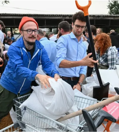 mindy-moo - Tutaj widać jak Pan "profesjonalnie" trzyma łopatę jednym palcem, ubrany ...