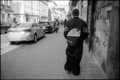 Monochrome_Man - Już na dobre wróciła moda z przełomu lat 1995 / 2000.
Szerokie spodn...