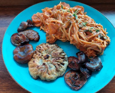 arinkao - Rydze, kania w cieście i makaron słodko kwaśny z warzywami. 
Żegnajciu grzy...