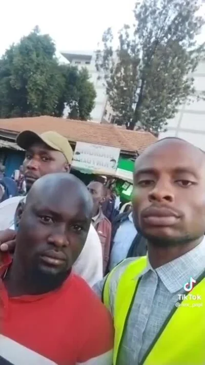 cheeseandonion - Zambijski koleś vs kolejka obcych ludzi

#interreakcje