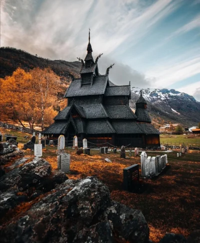 Loskamilos1 - Dzisiaj zamiast krówek fajniutki kościółek zbudowany na terenie norwesk...