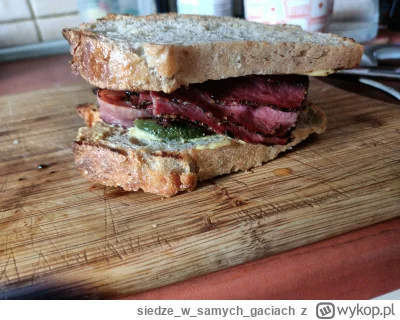 siedzewsamych_gaciach - Kanapka z pastrami z Adiego xD plus bekon, musztarda i kornis...