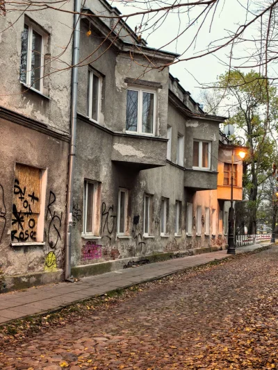 Fennrir - Ulica Rybna w Warszawie i zachowany XIX-wieczny bruk typu kocie łby wraz z ...