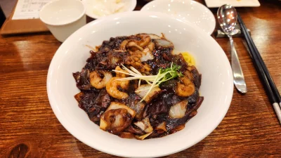 josb515 - 오늘의 점심식사.
Dzisiejszy obiad.
Owoce morza Jjajangmyeon
(Jjajangmyeon makaron ...