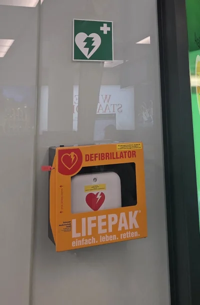 KRS - w Austrii AED nazywają się po prostu "Defibrylator". Dopiero teraz sprawdziłem ...