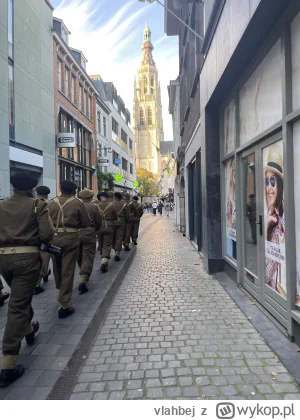 vlahbej - Dziś maszerowaliśmy przez Brede i ludzie na ulicach i w knajpach wstawali i...