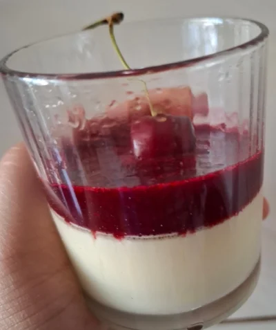 JuzefCynamon - #f1 #formulacynamon panna cotta z sosem wiśniowym