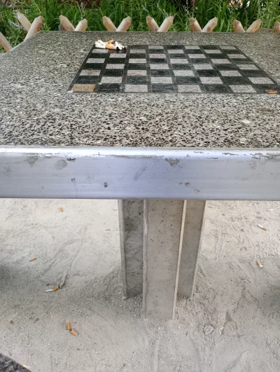 essla - @essla 

Niby przy szachownicy, a dajcie spokój