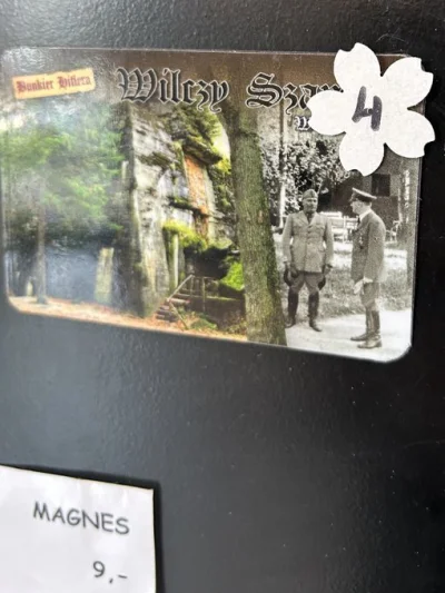 Llobet - Elegancko, w Wilczym Szańcu można sobie na cześć pana z wąsem kupić maskotkę...