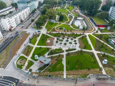 WroTaMar - Oczywiście chodnik od strony Świętojańskiej nie został poszerzony, no bo p...