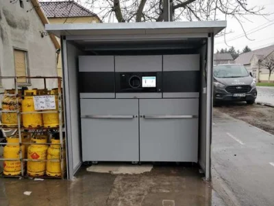 Adi1996 - Taki widok z rumuńskiej wsi, czyli butelkomat koło małego sklepu. Tam syste...