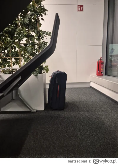 bartsecond - #polskawpigulce #kartonzgowna czekam na lot na Okęciu. Na tym samym miej...