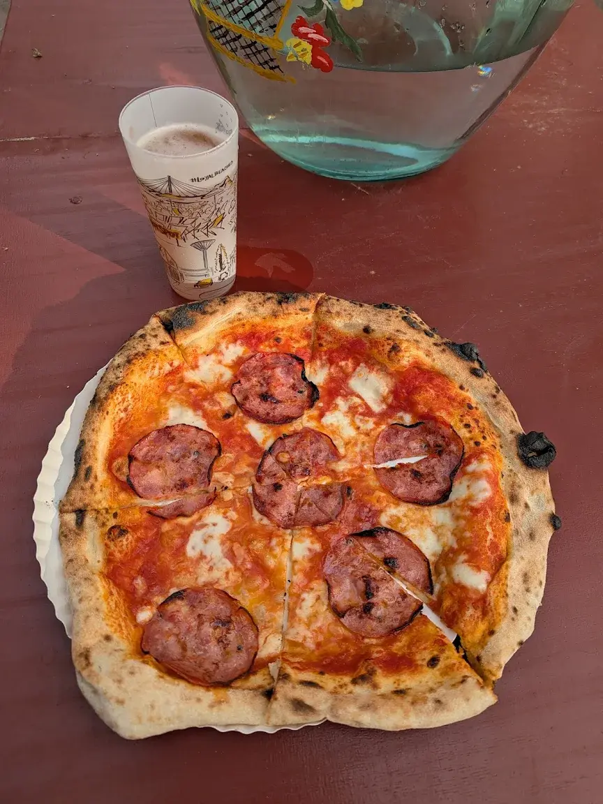 Iifeform - @kyloe: grubo ,tutaj pizza do zjedzenia na stojąco za 46zl: