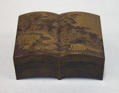 Loskamilos1 - Pudełko w kształcie otwartej książki z ilustracjami, wykonane w XIX wie...