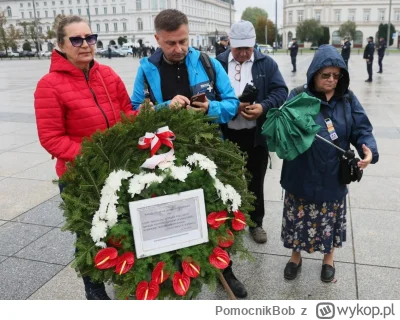 PomocnikBob - @ScypioAfricanus: a tutaj osoby składające wieniec. Oh jak ich gnebią.....