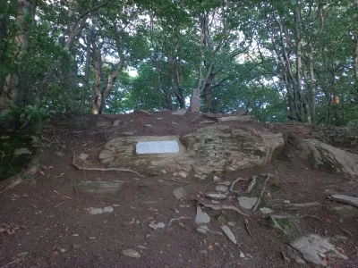 WR9100 - Szczyt z wmurowaną tablicą: