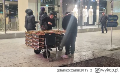 gdanszczanin2019 - W Warszawie specjalne promocje, Gruzini sprzedaja na ulicy pod Pał...