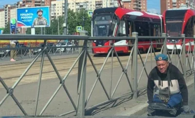 yosemitesam - #rosja #ukraina #wojna 
Rosja na jednym foto: bilboard zachęcający do w...