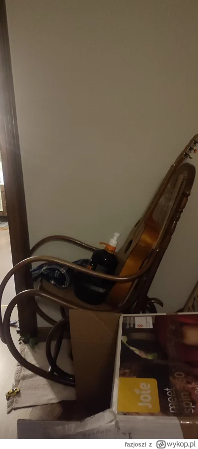 fazjoszi - @Nemo24 Paaanie Fotel bujany, stoi w kącie i na nim stara gitara quadral. ...