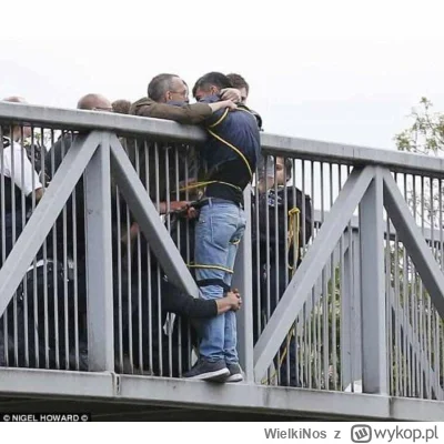 WielkiNos - To zdjęcie przedstawia mężczyznę znajdującego się za barierką mostu w pół...