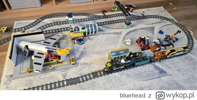 bluehead - Gówniak w szkole, sobie wreszcie kolejką mogę pojeździć. xD

#lego #kolej