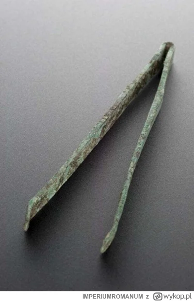 IMPERIUMROMANUM - Rzymska pęseta z brązu

Rzymska pęseta z brązu. Obietk datowany na ...