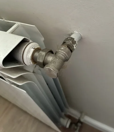 przeczki - Czy żeby zamontować termostat w tym kaloryferze trzeba będzie spuszczać wo...