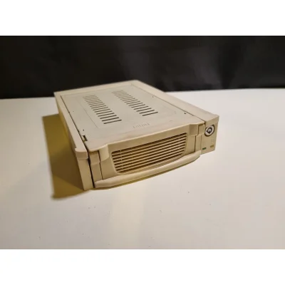 Owlosiaty-Dzik - @Corvus_Frugilagus: ja pamiętam jeszcze szufladki na HDD zamykane na...