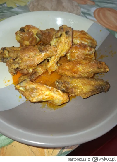 bartorex22 - #przegryw #gotujzwykopem chuop se zrobil 3kg buffalo wings i zajadaz śmi...