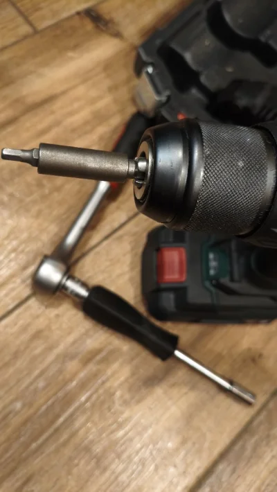 vieniasn - na dziś miałem zaplanowane przyklejenie takiego małego plasticzku trzymają...