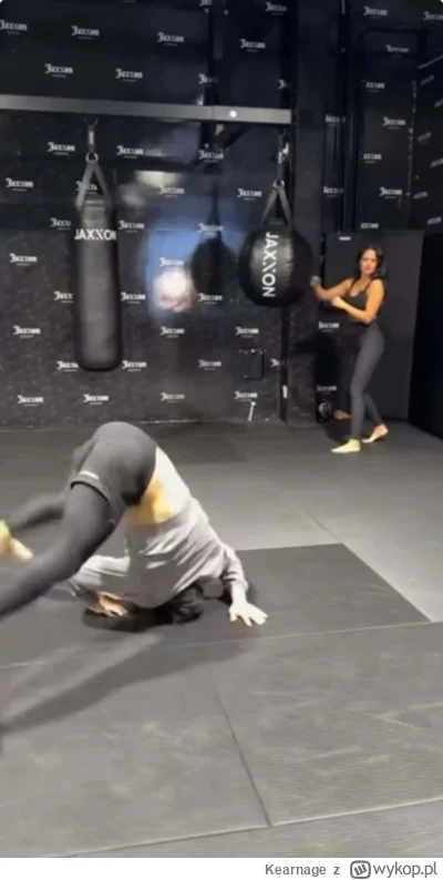 Kearnage - #ufc 
Zachciało się Armanowi o---------ć jakieś wygibasy przed Niną i tera...