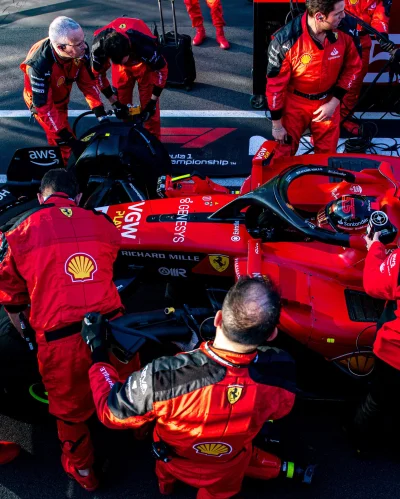RitmoXL - Piękne foto pokazujące mechaników Ferrari podczas pracy trafia na tag #f14k...