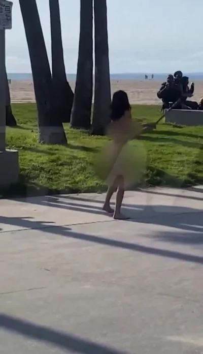 cheeseandonion - Crazy naked woman starts attacking people at Venice Beach in Califor...