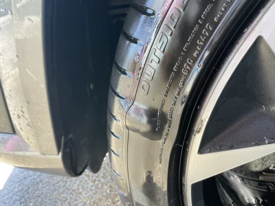 klawiszs - Pirelli P-Zero 245/40 R19, bąbel chyba od wjechania w dziurę. Przebieg koł...