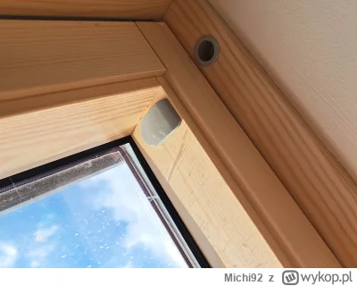 Michi92 - jakie zastosowanie ma ten otwór oraz ten plastik w oknie dachowym?
#kicioch...