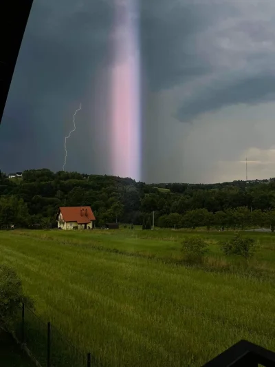 qeti - Co to za zjawisko? Ktoś coś? Podobno niedaleko Skawiny.

#meteorologia #burza ...