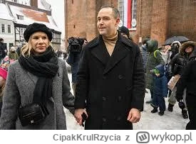 CipakKrulRzycia - @InwestorEkonomista: tu masz z żoną. Na tym pierwszym to chyba sekr...