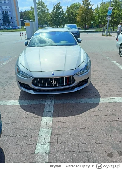 krytyk__wartosciujacy - Patrzcie biedaki jak się parkuje na bezpłatnym parkingu pod b...