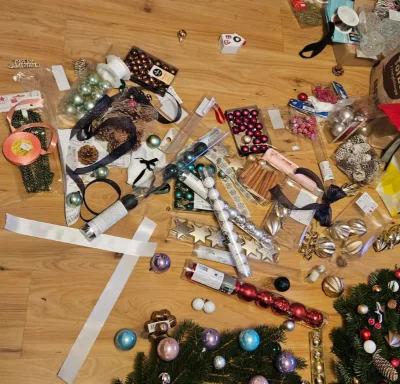 pypowicz - Mój Różowy robi świąteczne wianki i będzie je też rzeźbił podczas odcinka ...