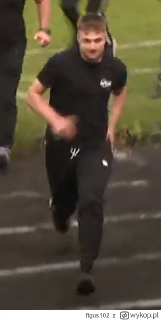 figus102 - ten gościu w bordowej bluzie daje radę na początk, Potem w kilku go położy...