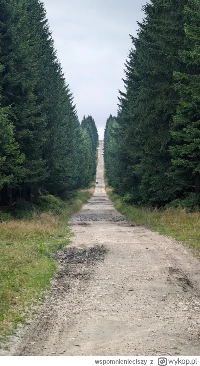 wspomnienieciszy - Zszedlem do parkingu po 15 a chwile pozniej zaczelo padac. 
Środa,...