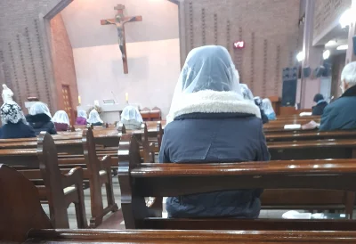 Koyana - Katolicy w Korei kultywują noszenie mantylek podczas mszy. Chodzą z Biblią, ...