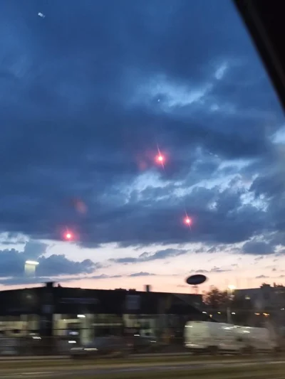 asd2445 - Co to może być? Bo trochę dziwne na drony trzy obok siebie i bez migających...