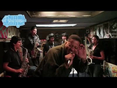 asdfghjkl - Chali 2na - Comin Thru (live version)
Niesamowity wokal. Szkoda, że hop t...