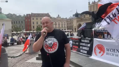 PiO7R - rodacy cumraci przepędzili "banderowców" spod pomnika Mickieiwcza w Krakowie....