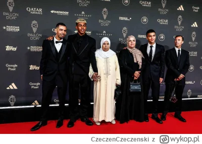 CzeczenCzeczenski - Chuop był tak pewny, że wygra, że wziął całą rodzinę xDDD Nie mog...