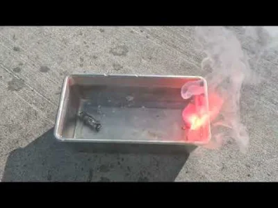 adam-nowakowski - @Squatlifter: Cóż, lit i woda to mieszanka iście wybuchowa. ¯\(ツ)/¯