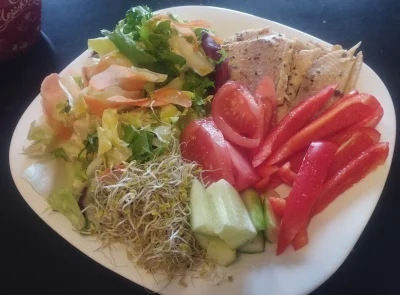 Sandrinia - Lubię jeść warzywa i rybki 🐟
#ambitneposilkisandrinii
#jedzenie #jedzzwy...