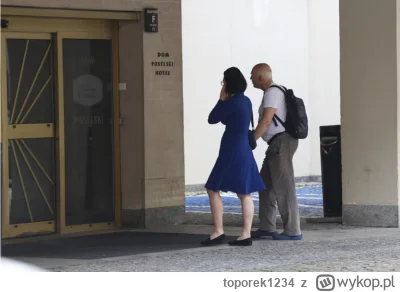 toporek1234 - Fakt zrobił zdjęcie Korwinowi z żoną jak idą sobie do hotelu sejmowego ...